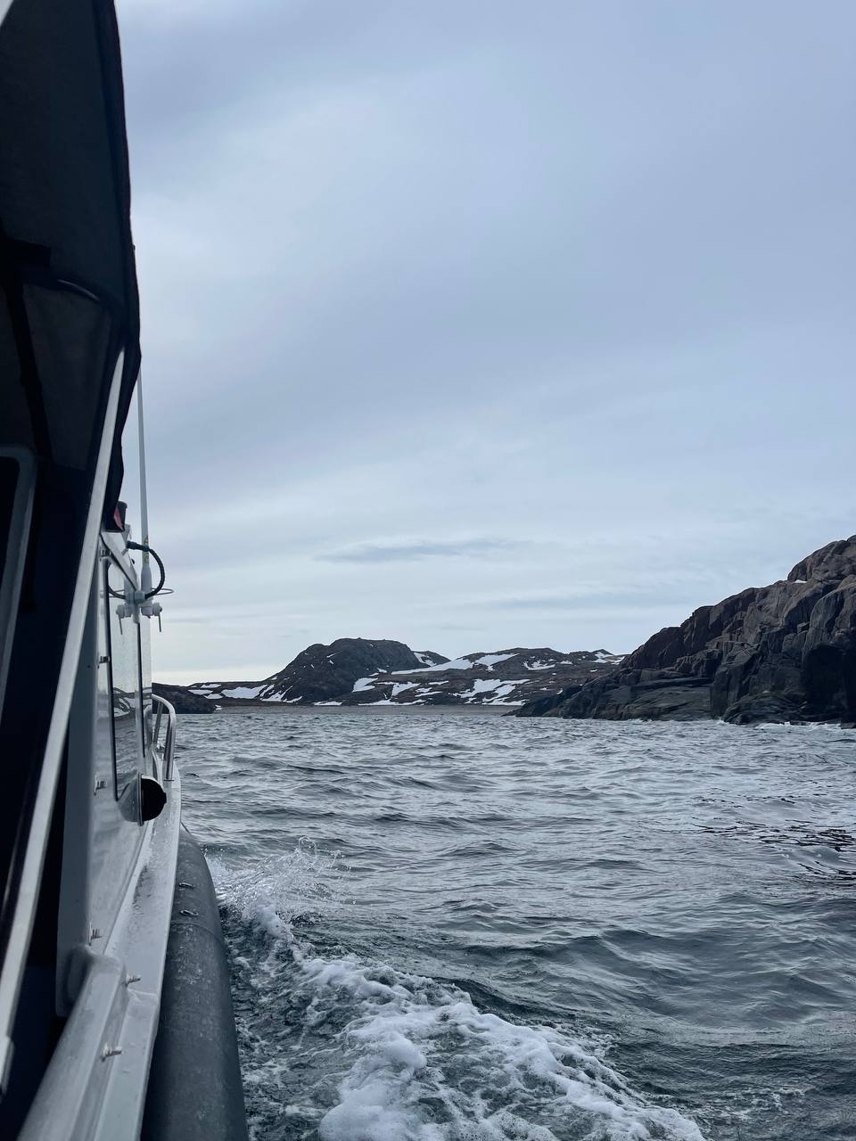 Териберский маяк на мысу — вид с воды во время морской прогулки
